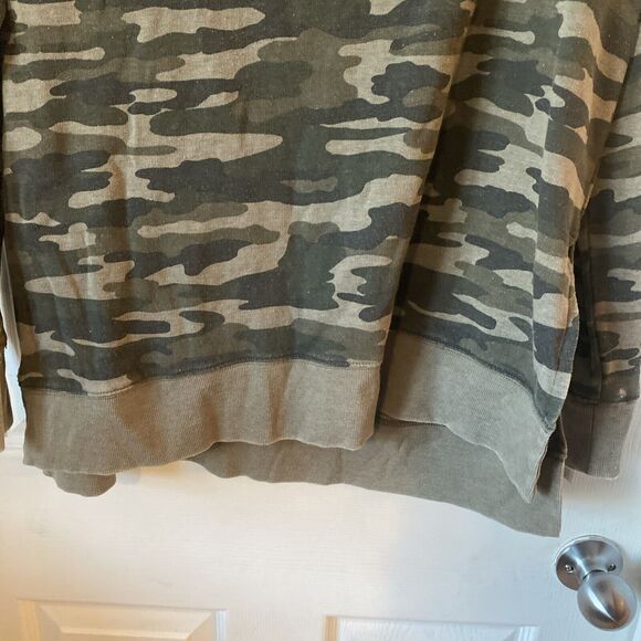 Lucky Brand Women’s Camouflage Sweatshirt Size XS Slit Sides Pullover - Picture 3 of 8